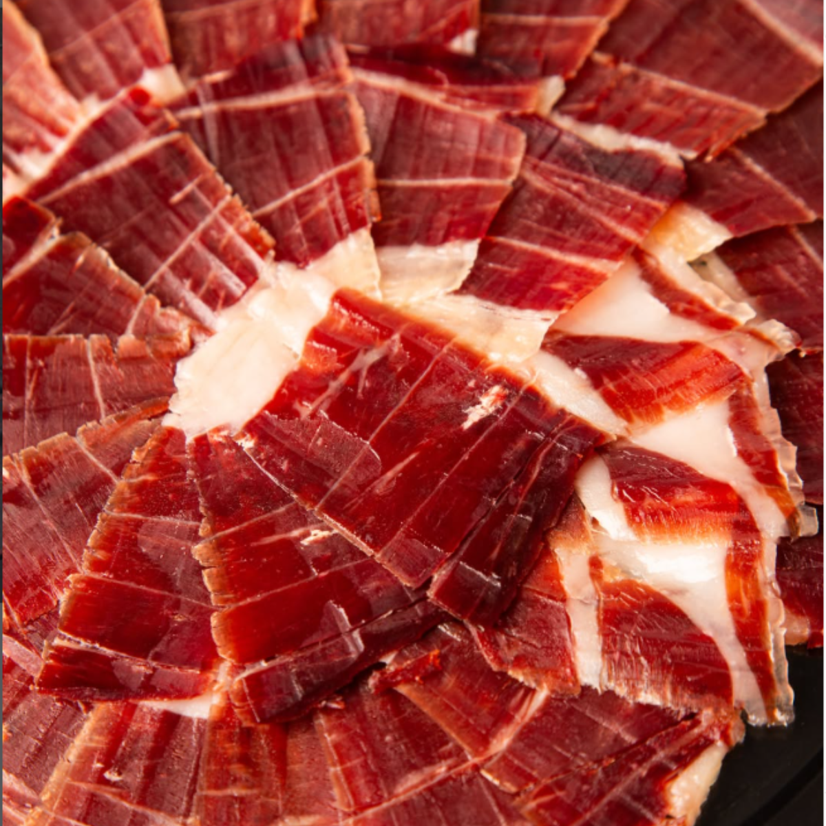 Handgeschnittener Fabeiro Jamón Ibérico de Bellota, servierfertig angerichtet